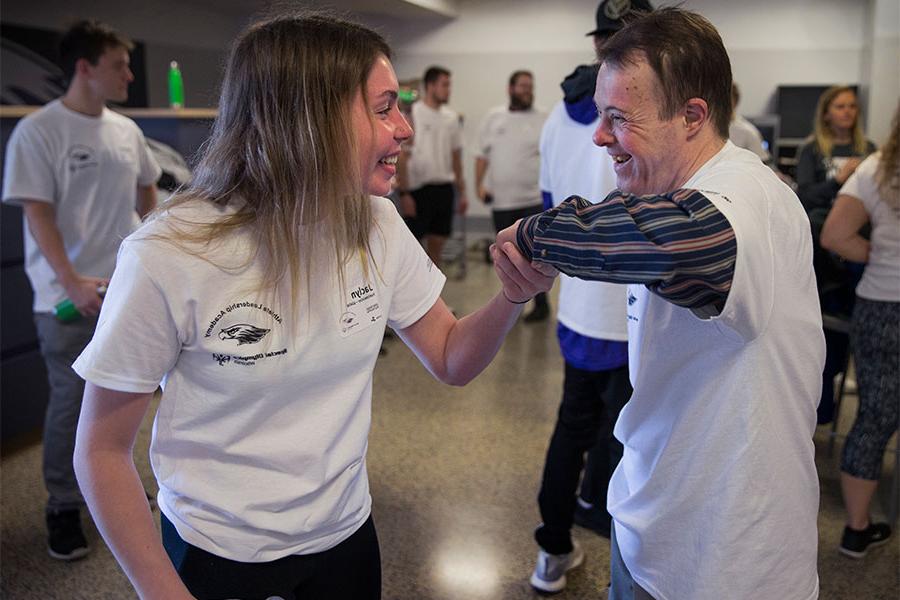 足彩平台 Special Education student smiles and shakes hands