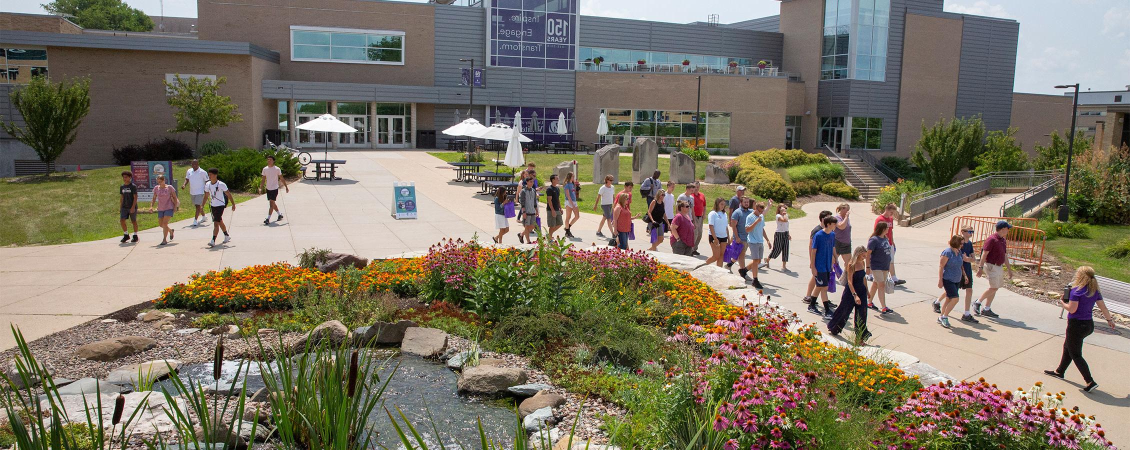  Potential Warhawks and their families take a tour on the 足彩平台 campus.