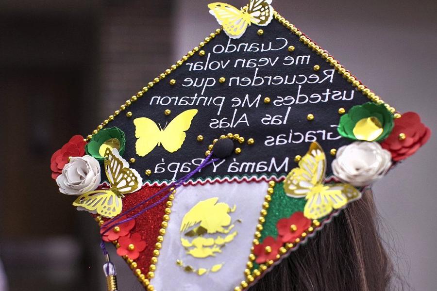 A student at graduation decorated their cap with the Mexican flag.