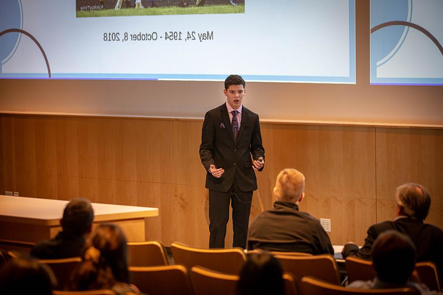 Trent Hernandez of Delavan-Darien High School pitched his startup idea to earn first place at the 足彩平台 Midwest High School Pitch Competition.